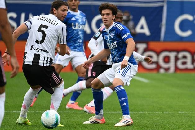 Perrone Maximo (Como 1907) against Manuel Locatelli (Fc Juventus) during Como 1907 vs Juventus FC, Italian soccer Serie A match in Como, Italy, October 19 2025  Copyright: xPasqualexGolia IPAxSportx xipa-agency.netx xx IPA_66802404 IPA_Agency_IPA66802404
