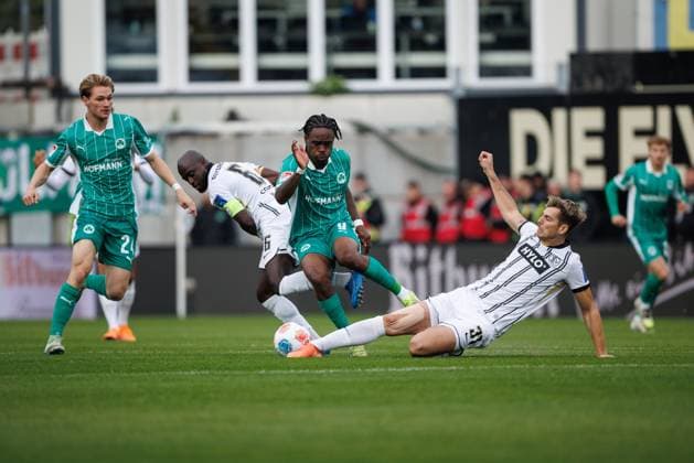 Noel Futkeu SpVgg Greuther Fuerth in duel with Amara Conde SV 07 Elversberg and Maximilian Rohr SV 07 Elversberg , SV Elversberg vs SpVgg Greuther Fuerth, Football, 2 Bundesliga, Matchday 9, Season 2025 2026, 19 10 2025 DFB regulations prohibit any use of photographs as image sequences and or quasi video SV Elversberg vs SpVgg Greuther Fuerth, Football, 2 Bundesliga, Matchday 9, Season 2025 2026, 19 10 2025 Copyright: xEibner-Pressefoto AlexanderxNeisx EP_ANS