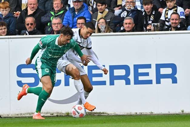 19 10 2025 Soccer Season 2025 2026 2 Soccer Bundesliga 09 Matchday SV Elversberg SVE SpVgg Greuther Fürth Kleeblatt Sportfoto Zink MeZi xmeoxzix DFL regulations prohibit any use of photographs as image sequences and or quasi video only for editorial use Noah König 17, SpVgg Greuther Fürth before Younes Ebnoutalib 22, SV Elversberg