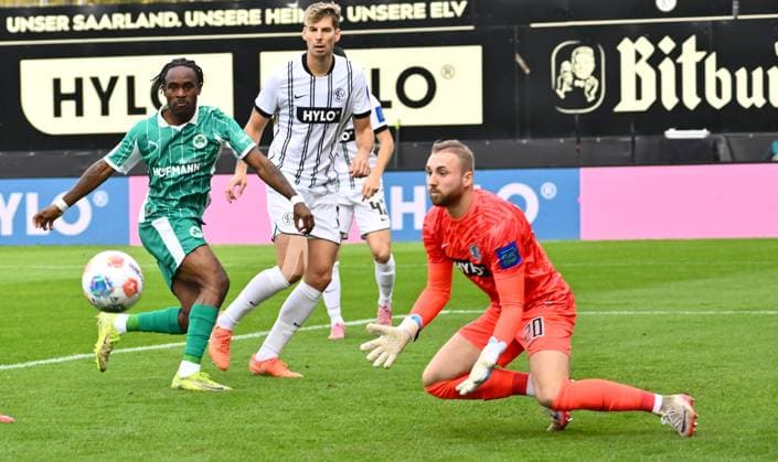 19 10 2025 Soccer Season 2025 2026 2 Soccer Bundesliga 09 Matchday SV Elversberg SVE SpVgg Greuther Fürth Kleeblatt Sportfoto Zink xwoxzix DFL regulations prohibit any use of photographs as image sequences and or quasi video only for editorial use Noel Futkeu 9, SpVgg Greuther Fürth Maximilian Rohr 31, SV Elversberg Nicolas Kristof 20, SV Elversberg