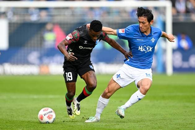 Lubambo Musonda 1 FC Magdeburg, 19 in duel with Hiroki Akiyama SV Darmstadt 1898, 16 , GER, SV Darmstadt 98 vs 1 FC Magdeburg Soccer, 2 Bundesliga, Matchday 9, Season 2025 2026, 19 10 2025 DFL REGULATES PROHIBIT ANY USE OF PHOTOGRAPHS AS IMAGE SEQUENCES AND OR QUASI VIDEO GER, SV Darmstadt 98 vs 1 FC Magdeburg Football, 2 Bundesliga, Matchday 9, Season 2025 2026, 19 10 2025 Darmstadt Copyright: xEibner-Pressefoto FlorianxWiegandx EP_FWD