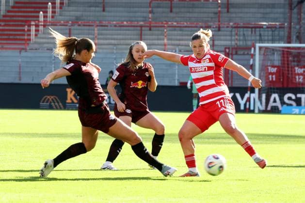 DEU, 2 BL, Frauen, 1 FC Union vs RB Leipzig, 19 10 2025, Stadion Alte Foersterei, Berlin, DEU, 2 BL, Frauen, 1 FC Union vs RB Leipzig, im Bild Dina Orschmann 1 FC Union Berlin 11 , LOU ANN JOLY RB Leipzig 6 , ANDREA NORHEIM RB Leipzig 3 DFL regulations prohibit any use of Photographs as image sequences and or quasi video nordphotoxGmbHx xEngler nph00076
