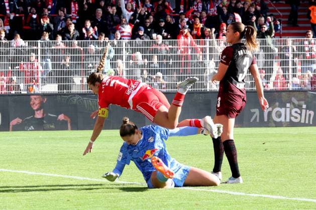 DEU, 2 BL, Frauen, 1 FC Union vs RB Leipzig, 19 10 2025, Stadion Alte Foersterei, Berlin, DEU, 2 BL, Frauen, 1 FC Union vs RB Leipzig, im Bild 1 0 durch Lisa Heiseler 1 FC Union Berlin 7 , ELVIRA HERZOG RB Leipzig 1 , ANDREA NORHEIM RB Leipzig 3 DFL regulations prohibit any use of Photographs as image sequences and or quasi video nordphotoxGmbHx xEngler nph00076