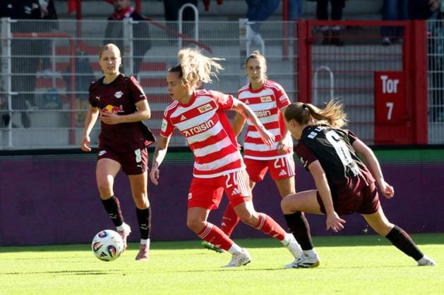 DEU, 2 BL, Frauen, 1 FC Union vs RB Leipzig, 19 10 2025, Stadion Alte Foersterei, Berlin, DEU, 2 BL, Frauen, 1 FC Union vs RB Leipzig, im Bild Jenny Hipp 1 FC Union Berlin 27 , LOU ANN JOLY RB Leipzig 6 DFL regulations prohibit any use of Photographs as image sequences and or quasi video nordphotoxGmbHx xEngler nph00076
