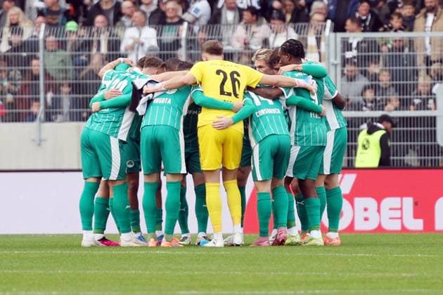 19 10 2025, xrekx, Soccer 2 Bundesliga, SV Elversberg SpVgg Greuther Fuerth v l Teamkreis Greuther Fuerth DFL DFB REGULATIONS PROHIBIT ANY USE OF PHOTOGRAPHS as IMAGE SEQUENCES and or QUASI VIDEO Elversberg