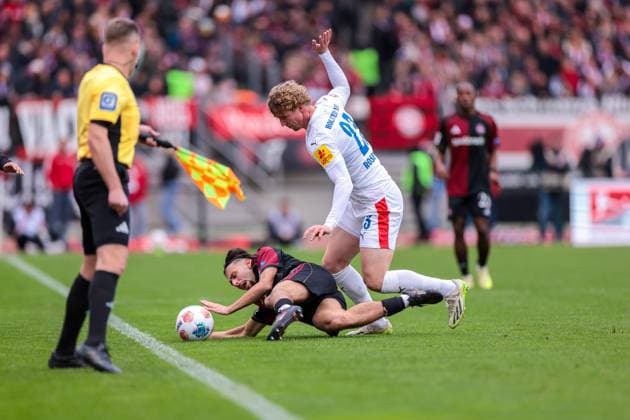 19 10 2025, 2 Bundesliga, Matchday 9, 1 FC Nürnberg Holstein Kiel, v l Berkay Yilmaz 1 FC Nürnberg , Lasse Rosenboom Holstein Kiel , Nürnberg Max Morlock Stadion Bayern Germany xRHR PHOTO DEx Copyright: DennisxEwert RHR-FOTOx RHR-FOTO DE