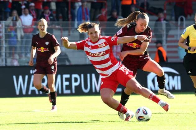 DEU, 2 BL, Frauen, 1 FC Union vs RB Leipzig, 19 10 2025, Stadion Alte Foersterei, Berlin, DEU, 2 BL, Frauen, 1 FC Union vs RB Leipzig, im Bild Dina Orschmann 1 FC Union Berlin 11 , LOU ANN JOLY RB Leipzig 6 DFL regulations prohibit any use of Photographs as image sequences and or quasi video nordphotoxGmbHx xEngler nph00076