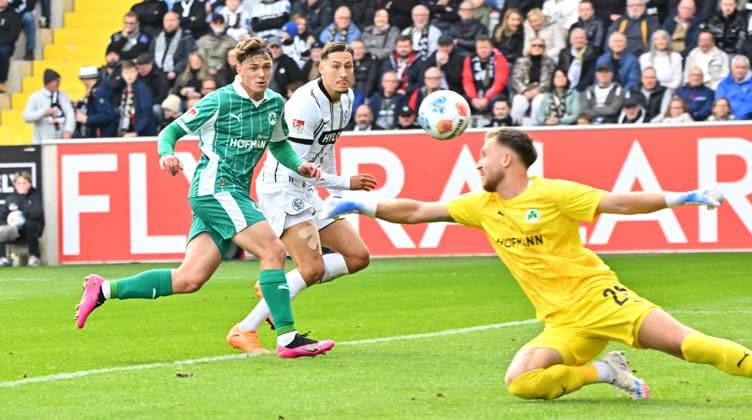 19 10 2025 Soccer Season 2025 2026 2 Soccer Bundesliga 09 Matchday SV Elversberg SVE SpVgg Greuther Fürth Kleeblatt Sportfoto Zink MeZi xmeoxzix DFL regulations prohibit any use of photographs as image sequences and or quasi video only for editorial use Lukas Reich 2, SpVgg Greuther Fürth Younes Ebnoutalib 22, SV Elversberg Pelle Boevink 26, SpVgg Greuther Fürth, right