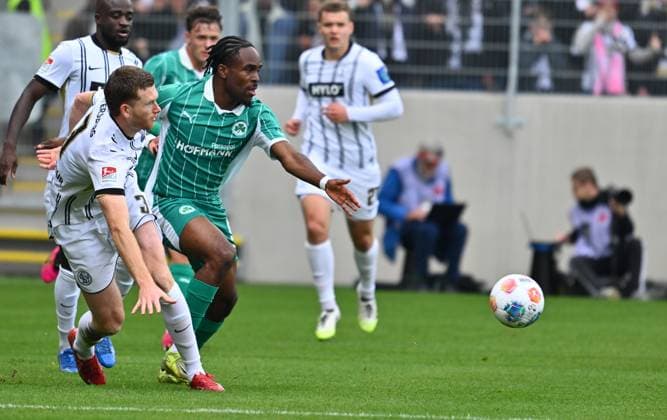 19 10 2025 Soccer season 2025 2026 2 Soccer Bundesliga 09 Matchday SV Elversberg SVE SpVgg Greuther Fürth Kleeblatt Sportfoto Zink xwoxzix DFL regulations prohibit any use of photographs as image sequences and or quasi video only for editorial use Florian Le Joncour 3, SV Elversberg Noel Futkeu 9, SpVgg Greuther Fürth