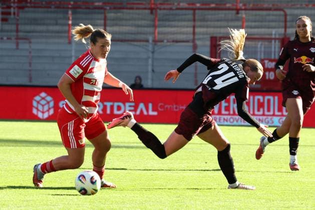 DEU, 2 BL, Frauen, 1 FC Union vs RB Leipzig, 19 10 2025, Stadion Alte Foersterei, Berlin, DEU, 2 BL, Frauen, 1 FC Union vs RB Leipzig, im Bild Dina Orschmann 1 FC Union Berlin 11 , NIKOLINE DUDEK RB Leipzig 24 DFL regulations prohibit any use of Photographs as image sequences and or quasi video nordphotoxGmbHx xEngler nph00076