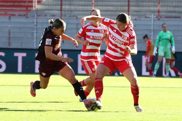 DEU, 2 BL, Frauen, 1 FC Union vs RB Leipzig, 19 10 2025, Stadion Alte Foersterei, Berlin, DEU, 2 BL, Frauen, 1 FC Union vs RB Leipzig, im Bild Samantha Steuerwald 1 FC Union Berlin 19 , GINA CHMIELINSKI RB Leipzig 10 DFL regulations prohibit any use of Photographs as image sequences and or quasi video nordphotoxGmbHx xEngler nph00076