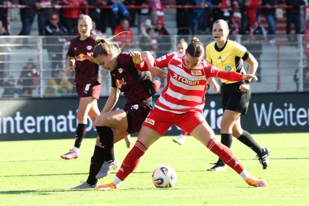 DEU, 2 BL, Frauen, 1 FC Union vs RB Leipzig, 19 10 2025, Stadion Alte Foersterei, Berlin, DEU, 2 BL, Frauen, 1 FC Union vs RB Leipzig, im Bild Sophie Weidauer 1 FC Union Berlin 9 , ANNABEL SCHASCHING RB Leipzig 16 DFL regulations prohibit any use of Photographs as image sequences and or quasi video nordphotoxGmbHx xEngler nph00076
