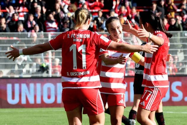 DEU, 2 BL, Frauen, 1 FC Union vs RB Leipzig, 19 10 2025, Stadion Alte Foersterei, Berlin, DEU, 2 BL, Frauen, 1 FC Union vs RB Leipzig, im Bild 2 0 durch Lisa Heiseler 1 FC Union Berlin 7 , Dina Orschmann 1 FC Union Berlin 11 , Athanasia Moraitou 1 FC Union Berlin 77 DFL regulations prohibit any use of Photographs as image sequences and or quasi video nordphotoxGmbHx xEngler nph00076