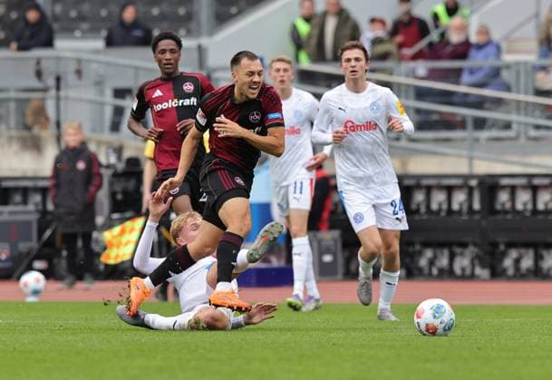 19 10 2025 Soccer Season 2025 2026 2 Soccer Bundesliga 09 Matchday 1 FC Nürnberg FCN Club KSV Holstein Kiel Störche Sportfoto Zink DaMa xdaxmax DFL regulations prohibit any use of photographs as image sequences and or quasi video only for editorial use Kasper Davidsen 15, Holstein Kiel Julian Justvan 10, 1 FC Nürnberg FCN