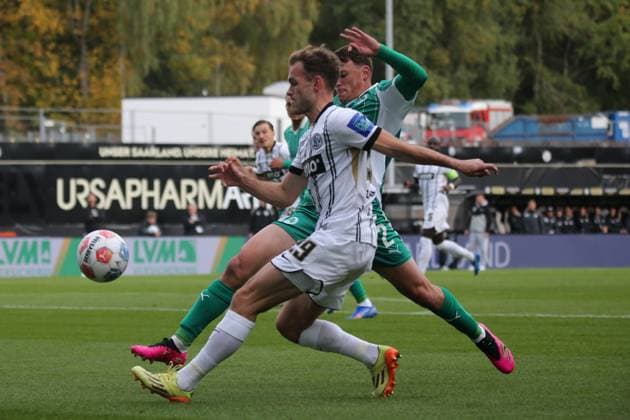 19 10 2025, xmohx, Soccer 2 Bundesliga, SV Elversberg SpVgg Greuther Fuerth v l Lukas Reich Greuther Fürth Fuerth Tom Zimmerschied SV Elversberg Zweikampf, Aktion, action, battle for the ball DFL DFB REGULATIONS PROHIBIT ANY USE OF PHOTOGRAPHS as IMAGE SEQUENCES and or QUASI VIDEO Elversberg
