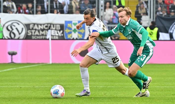 19 10 2025 Soccer Season 2025 2026 2 Soccer Bundesliga 09 Matchday SV Elversberg SVE SpVgg Greuther Fürth Kleeblatt Sportfoto Zink MeZi xmeoxzix DFL regulations prohibit any use of photographs as image sequences and or quasi video only for editorial use Lukas Petkov 25, SV Elversberg Jannik Dehm 23, SpVgg Greuther Fürth, right