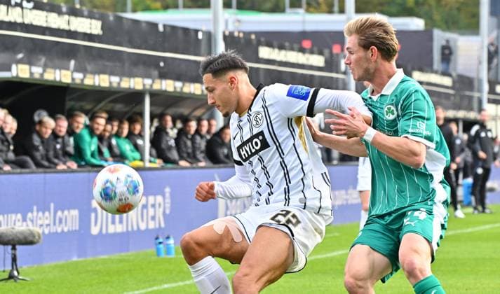 19 10 2025 Soccer Season 2025 2026 2 Soccer Bundesliga 09 Matchday SV Elversberg SVE SpVgg Greuther Fürth Kleeblatt Sportfoto Zink MeZi xmeoxzix DFL regulations prohibit any use of photographs as image sequences and or quasi video only for editorial use Younes Ebnoutalib 22, SV Elversberg Marco John 24, SpVgg Greuther Fürth, rechts