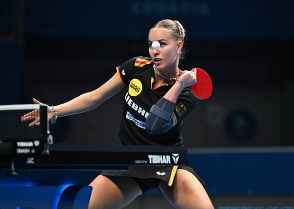 U19-Weltmeisterin Annett Kaufmann (SV DJK Kolbermoor) im Finale der Team-Europameisterschaften im Tischtennis in Zadar (Kroatien) gegen Rumänien. Annett Kaufmann, Deutschland, SV DJK Kolbermoor, U19-Weltmeisterin 2024 und Deutsche Meisterin 2025, bringt Deutschland am 19. Oktober 2025 im Finale der Team-Europameisterschaften im Tischtennis in der Kresimir-Cosic-Halle in Zadar (Kroatien) gegen Rumänien durch einen Sieg über Bernadette Szöcs mit 1:0 in Führung Zadar Kresimir-Cosic-Halle Kroatien *** U19 World Champion Annett Kaufmann SV DJK Kolbermoor in the final of the European Team Table Tennis Championships in Zadar Croatia against Romania Annett Kaufmann, Germany, SV DJK Kolbermoor, U19 World Champion 2024 and German Champion 2025, gives Germany a 1-0 lead against Romania in the final of the European Team Table Tennis Championships in the Kresimir Cosic Hall in Zadar Croatia on October 19, 2025 by beating Bernadette Szöcs Zadar Kresimir Cosic Hall Croatia