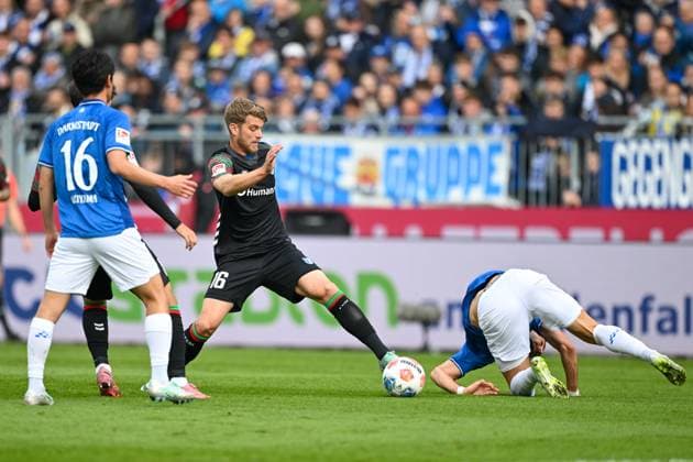 Marcus Mathisen 1 FC Magdeburg, 16 in duel with Aleksandar Vukotic SV Darmstadt 1898, 20 , GER, SV Darmstadt 98 vs 1 FC Magdeburg Soccer, 2 Bundesliga, Matchday 9, Season 2025 2026, 19 10 2025 DFL REGULATES PROHIBIT ANY USE OF PHOTOGRAPHS AS IMAGE SEQUENCES AND OR QUASI VIDEO GER, SV Darmstadt 98 vs 1 FC Magdeburg Football, 2 Bundesliga, Matchday 9, Season 2025 2026, 19 10 2025 Darmstadt Copyright: xEibner-Pressefoto FlorianxWiegandx EP_FWD