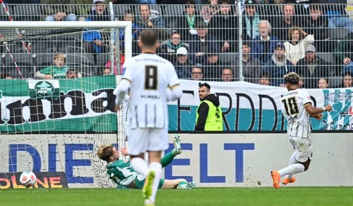 19 10 2025 Soccer Season 2025 2026 2 Soccer Bundesliga 09 Matchday SV Elversberg SVE SpVgg Greuther Fürth Kleeblatt Sportfoto Zink xwoxzix DFL regulations prohibit any use of photographs as image sequences and or quasi video only for editorial use Bambase Conte 10, SV Elversberg scores goal Goal shot for 1 0 against Marco John 24, SpVgg Greuther Fürth
