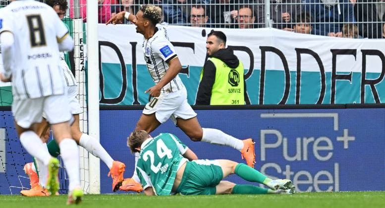19 10 2025 Soccer Season 2025 2026 2 Soccer Bundesliga 09 Matchday SV Elversberg SVE SpVgg Greuther Fürth Kleeblatt Sportfoto Zink xwoxzix DFL regulations prohibit any use of photographs as image sequences and or quasi video only for editorial use Torjubel Jubel nach Treffer Torschuß zum 1 0 durch Bambase Conte 10, SV Elversberg Marco John 24, SpVgg Greuther Fürth geschlagen