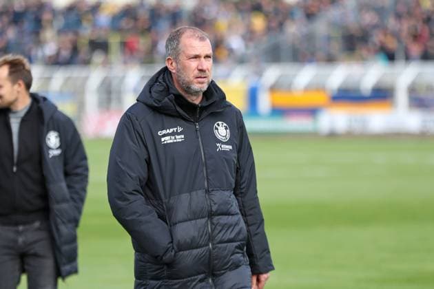 Soccer Regionalliga Nordost 1 FC Lok Leipzig BSG Chemie Leipzig 19 10 2025 Head coach Jochen Seitz Lok Leipzig Soccer, Regionalliga Nordost, Season 2025 2026, Matchday 12 1 FC Lok Leipzig vs BSG Chemie Leipzig on 19 10 2025 at Bruno Plache Stadium, Leipzig Copyright: xBEAUTIFULxSPORTS JanxKaeferx