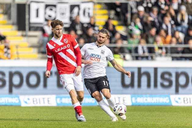 Football, Season 2025 2026, 3 Liga, Donaustadion Ulm, 11 Matchday, SSV Ulm 1846 Football FC Energie Cottbus, 19 10 2025 19 10 2025, Football, Season 2025 2026, 3 Liga, Donaustadion Ulm, 11 Matchday, SSV Ulm 1846 Football FC Energie Cottbus, v l 4 Tim Campulka Energie Cottbus , 11 Dennis Chessa SSV Ulm 1846 Football Photo Lucca Fundel Ulm Donaustadion Baden Württemberg Germany