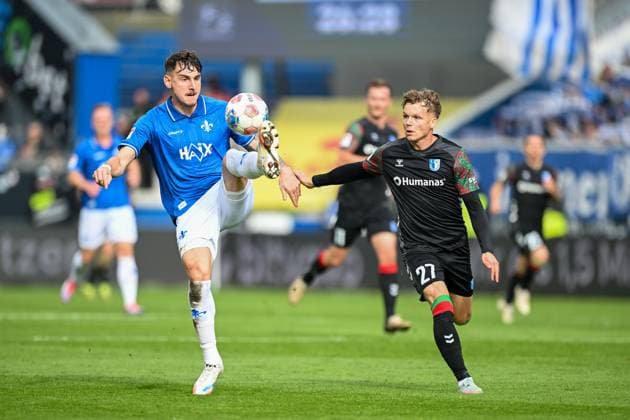Matej Maglica SV Darmstadt 1898, 05 in duel with Philipp Hercher 1 FC Magdeburg, 27 , GER, SV Darmstadt 98 vs 1 FC Magdeburg Soccer, 2 Bundesliga, Matchday 9, Season 2025 2026, 19 10 2025 DFL REGULATES PROHIBIT ANY USE OF PHOTOGRAPHS AS IMAGE SEQUENCES AND OR QUASI VIDEO GER, SV Darmstadt 98 vs 1 FC Magdeburg Football, 2 Bundesliga, Matchday 9, Season 2025 2026, 19 10 2025 Darmstadt Copyright: xEibner-Pressefoto FlorianxWiegandx EP_FWD