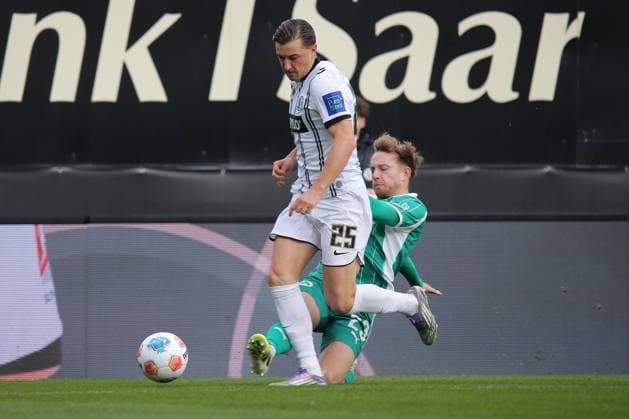 19 10 2025, xmohx, Soccer 2 Bundesliga, SV Elversberg SpVgg Greuther Fuerth v l Jannik Dehm Greuther Fürth Fuerth Lukas Petkov SV Elversberg Zweikampf, Aktion, action, battle for the ball DFL DFB REGULATIONS PROHIBIT ANY USE OF PHOTOGRAPHS as IMAGE SEQUENCES and or QUASI VIDEO Elversberg