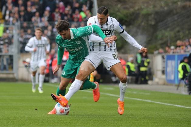 19 10 2025, xmohx, Soccer 2 Bundesliga, SV Elversberg SpVgg Greuther Fuerth v l Noah König Greuther Fürth Fuerth Younes Ebnoutalib SV Elversberg Zweikampf, Aktion, action, battle for the ball DFL DFB REGULATIONS PROHIBIT ANY USE OF PHOTOGRAPHS as IMAGE SEQUENCES and or QUASI VIDEO Elversberg