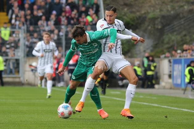 19 10 2025, xmohx, Soccer 2 Bundesliga, SV Elversberg SpVgg Greuther Fuerth v l Noah König Greuther Fürth Fuerth Younes Ebnoutalib SV Elversberg Zweikampf, Aktion, action, battle for the ball DFL DFB REGULATIONS PROHIBIT ANY USE OF PHOTOGRAPHS as IMAGE SEQUENCES and or QUASI VIDEO Elversberg