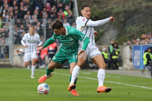 19 10 2025, xmohx, Soccer 2 Bundesliga, SV Elversberg SpVgg Greuther Fuerth v l Noah König Greuther Fürth Fuerth Younes Ebnoutalib SV Elversberg Zweikampf, Aktion, action, battle for the ball DFL DFB REGULATIONS PROHIBIT ANY USE OF PHOTOGRAPHS as IMAGE SEQUENCES and or QUASI VIDEO Elversberg