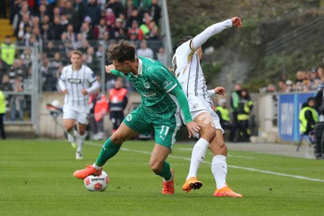 19 10 2025, xmohx, Soccer 2 Bundesliga, SV Elversberg SpVgg Greuther Fuerth v l Noah König Greuther Fürth Fuerth Younes Ebnoutalib SV Elversberg Zweikampf, Aktion, action, battle for the ball DFL DFB REGULATIONS PROHIBIT ANY USE OF PHOTOGRAPHS as IMAGE SEQUENCES and or QUASI VIDEO Elversberg