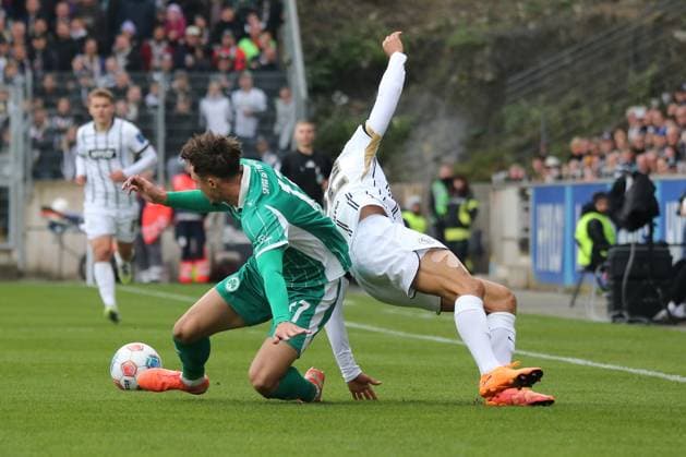 19 10 2025, xmohx, Soccer 2 Bundesliga, SV Elversberg SpVgg Greuther Fuerth v l Noah König Greuther Fürth Fuerth Younes Ebnoutalib SV Elversberg Zweikampf, Aktion, action, battle for the ball DFL DFB REGULATIONS PROHIBIT ANY USE OF PHOTOGRAPHS as IMAGE SEQUENCES and or QUASI VIDEO Elversberg