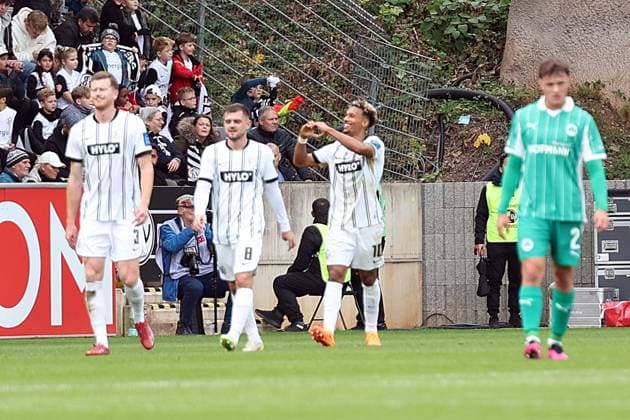 19 10 2025, xrekx, Fußball 2 Bundesliga, SV Elversberg SpVgg Greuther Fuerth v l Torjubel nach dem Tor zum celebrating the goal celebrate 1 0 durch BambasÃ ContÃ SV 07 Elversberg DFL DFB REGULATIONS PROHIBIT ANY USE OF PHOTOGRAPHS as IMAGE SEQUENCES and or QUASI VIDEO Elversberg