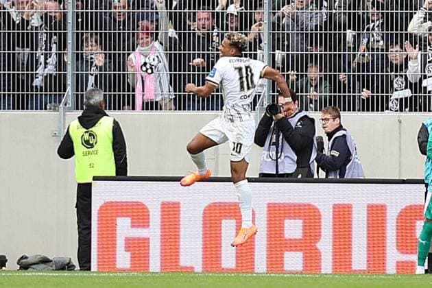 19 10 2025, xrekx, Fußball 2 Bundesliga, SV Elversberg SpVgg Greuther Fuerth v l Torjubel nach dem Tor zum celebrating the goal celebrate 1 0 durch BambasÃ ContÃ SV 07 Elversberg DFL DFB REGULATIONS PROHIBIT ANY USE OF PHOTOGRAPHS as IMAGE SEQUENCES and or QUASI VIDEO Elversberg