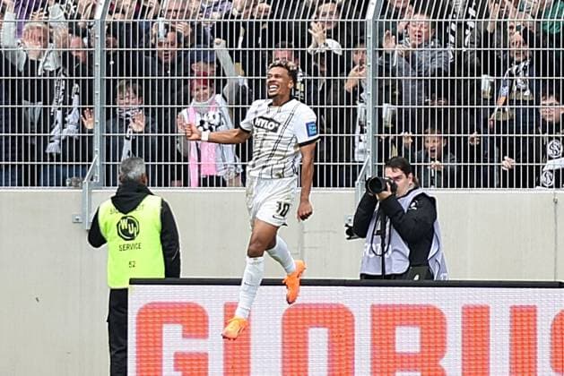 19 10 2025, xrekx, Fußball 2 Bundesliga, SV Elversberg SpVgg Greuther Fuerth v l Torjubel nach dem Tor zum celebrating the goal celebrate 1 0 durch BambasÃ ContÃ SV 07 Elversberg DFL DFB REGULATIONS PROHIBIT ANY USE OF PHOTOGRAPHS as IMAGE SEQUENCES and or QUASI VIDEO Elversberg