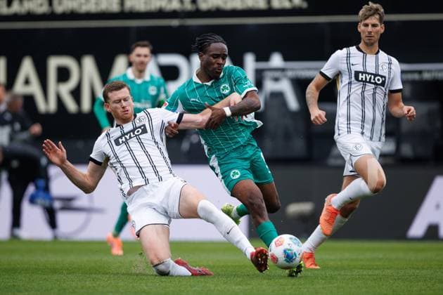 Florian Le Joncour SV 07 Elversberg in duel with Noel Futkeu SpVgg Greuther Fuerth , SV Elversberg vs SpVgg Greuther Fuerth, Soccer, 2 Bundesliga, Matchday 9, Season 2025 2026, 19 10 2025 DFB regulations prohibit any use of photographs as image sequences and or quasi video SV Elversberg vs SpVgg Greuther Fuerth, Soccer, 2 Bundesliga, Matchday 9, Season 2025 2026, 19 10 2025 Copyright: xEibner-Pressefoto AlexanderxNeisx EP_ANS