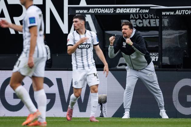 Vincent Wagner Coach SV 07 Elversberg on the touchline, SV Elversberg vs SpVgg Greuther Fuerth, Football, 2 Bundesliga, Matchday 9, Season 2025 2026, 19 10 2025 DFB regulations prohibit any use of photographs as image sequences and or quasi video SV Elversberg vs SpVgg Greuther Fuerth, Football, 2 Bundesliga, Matchday 9, Season 2025 2026, 19 10 2025 Copyright: xEibner-Pressefoto AlexanderxNeisx EP_ANS