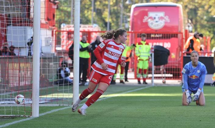Ida Heikkinen cheers after 5 0 joy emotion jubilation sport soccer soccer women women Bundesliga 7 matchday season 2025 2026 19 10 2025 1 FC Union Berlin vs RB Leipzig RBL DFL regulations prohibit any use of photographs as image sequences and or quasi video