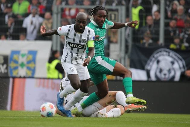 19 10 2025, xmohx, Soccer 2 Bundesliga, SV Elversberg SpVgg Greuther Fuerth v l Amara Conde SV Elversberg Noel Futkeu Greuther Fürth Fuerth Zweikampf, Aktion, action, battle for the ball DFL DFB REGULATIONS PROHIBIT ANY USE OF PHOTOGRAPHS as IMAGE SEQUENCES and or QUASI VIDEO Elversberg