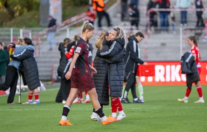 Soccer, Women, Season 2025 2026, Google Pixel Women Bundesliga 7 Matchday , 1 FC Union Berlin RB Leipzig, f l Julia Landenberger RB Leipzig , Ida Heikkinen 1 Women 1 FC Union , Jenny Hipp 1 Women 1 FC Union , Disappointment and jubilation after the final whistle, 19 10 2025, Copyright: xMatthiasxKochx