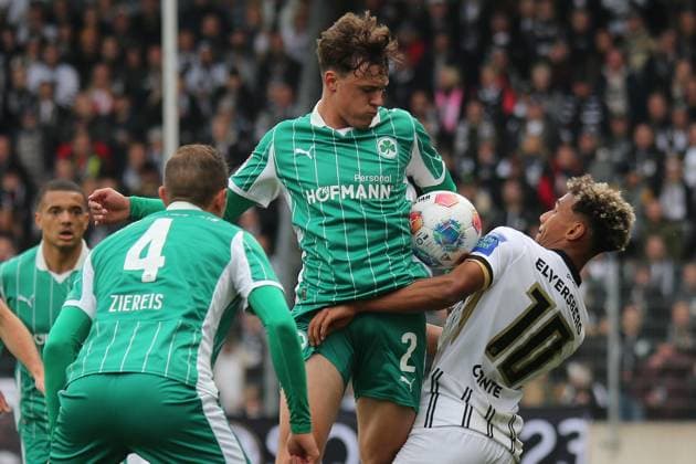 19 10 2025, xmohx, Fussball 2 Bundesliga, SV Elversberg SpVgg Greuther Fuerth v l Philipp Ziereis Greuther Fürth Fuerth Lukas Reich Greuther Fürth Fuerth Bambase Conte SV Elversberg Zweikampf, Aktion, action, battle for the ball DFL DFB REGULATIONS PROHIBIT ANY USE OF PHOTOGRAPHS as IMAGE SEQUENCES and or QUASI VIDEO Elversberg