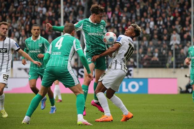 19 10 2025, xmohx, Fussball 2 Bundesliga, SV Elversberg SpVgg Greuther Fuerth v l Philipp Ziereis Greuther Fürth Fuerth Lukas Reich Greuther Fürth Fuerth Bambase Conte SV Elversberg Zweikampf, Aktion, action, battle for the ball DFL DFB REGULATIONS PROHIBIT ANY USE OF PHOTOGRAPHS as IMAGE SEQUENCES and or QUASI VIDEO Elversberg