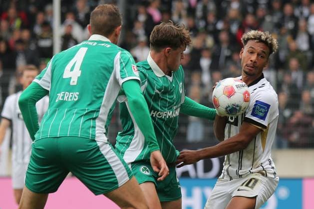 19 10 2025, xmohx, Fussball 2 Bundesliga, SV Elversberg SpVgg Greuther Fuerth v l Philipp Ziereis Greuther Fürth Fuerth Lukas Reich Greuther Fürth Fuerth Bambase Conte SV Elversberg Zweikampf, Aktion, action, battle for the ball DFL DFB REGULATIONS PROHIBIT ANY USE OF PHOTOGRAPHS as IMAGE SEQUENCES and or QUASI VIDEO Elversberg