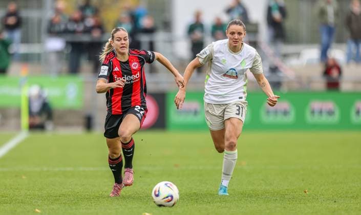 DEU, Frankfurt, Eintracht Frankfurt vs Werder Bremen, Google Pixel Frauen Bundesliga, DFB, Saison 2526, Stadion am Bretanobad, 7 Spieltag im Bild f l n r Nadine Riesen Eintracht Frankfurt 22 , Verena Wieder Werder Bremen 31 , Zweikampf DFB DFL REGULATIONS PROHIBIT ANY USE OF PHOTOGRAPHS AS IMAGE SEQUENCES AND OR QUASI VIDEO, 19 10 2025 Copyright: HMBxMedia HendrikxHamelau