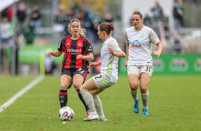 DEU, Frankfurt, Eintracht Frankfurt vs Werder Bremen, Google Pixel Frauen Bundesliga, DFB, Saison 2526, Stadion am Bretanobad, 7 Spieltag im Bild f l n r Nadine Riesen Eintracht Frankfurt 22 , Verena Wieder Werder Bremen 31 , Zweikampf DFB DFL REGULATIONS PROHIBIT ANY USE OF PHOTOGRAPHS AS IMAGE SEQUENCES AND OR QUASI VIDEO, 19 10 2025 Copyright: HMBxMedia HendrikxHamelau