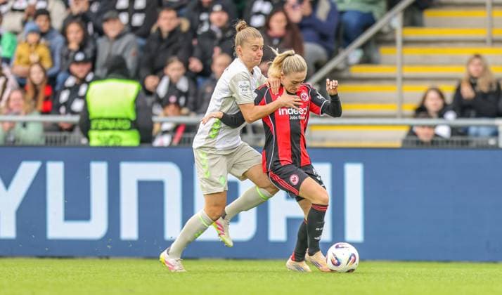 DEU, Frankfurt, Eintracht Frankfurt vs Werder Bremen, Google Pixel Frauen Bundesliga, DFB, Saison 2526, Stadion am Bretanobad, 7 Spieltag im Bild f l n r Michelle Ulbrich Werder Bremen 5 , Rebecka Blomqvist Eintracht Frankfurt 28 , Zweikampf DFB DFL REGULATIONS PROHIBIT ANY USE OF PHOTOGRAPHS AS IMAGE SEQUENCES AND OR QUASI VIDEO, 19 10 2025 Copyright: HMBxMedia HendrikxHamelau