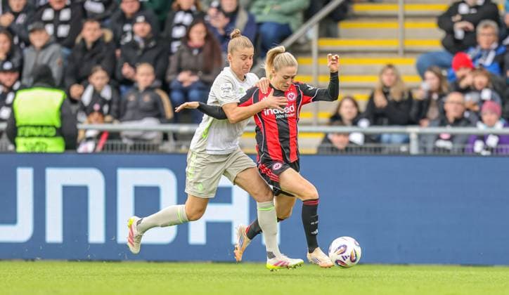 DEU, Frankfurt, Eintracht Frankfurt vs Werder Bremen, Google Pixel Frauen Bundesliga, DFB, Saison 2526, Stadion am Bretanobad, 7 Spieltag im Bild f l n r Michelle Ulbrich Werder Bremen 5 , Rebecka Blomqvist Eintracht Frankfurt 28 , Zweikampf DFB DFL REGULATIONS PROHIBIT ANY USE OF PHOTOGRAPHS AS IMAGE SEQUENCES AND OR QUASI VIDEO, 19 10 2025 Copyright: HMBxMedia HendrikxHamelau