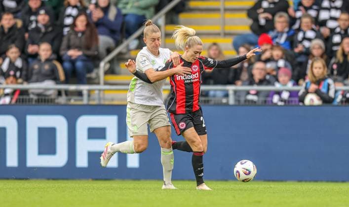 DEU, Frankfurt, Eintracht Frankfurt vs Werder Bremen, Google Pixel Frauen Bundesliga, DFB, Saison 2526, Stadion am Bretanobad, 7 Spieltag im Bild f l n r Michelle Ulbrich Werder Bremen 5 , Rebecka Blomqvist Eintracht Frankfurt 28 , Zweikampf DFB DFL REGULATIONS PROHIBIT ANY USE OF PHOTOGRAPHS AS IMAGE SEQUENCES AND OR QUASI VIDEO, 19 10 2025 Copyright: HMBxMedia HendrikxHamelau